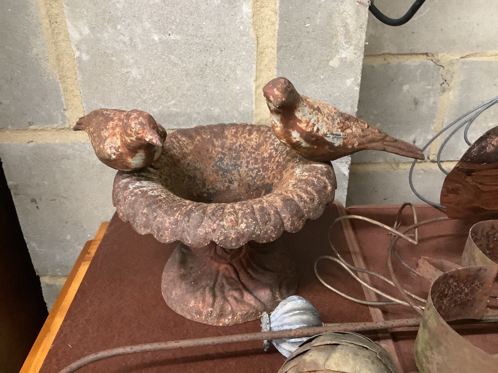 A quantity of assorted garden items